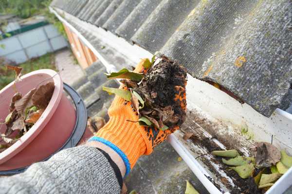 Gutter cleaning with rubber gloves